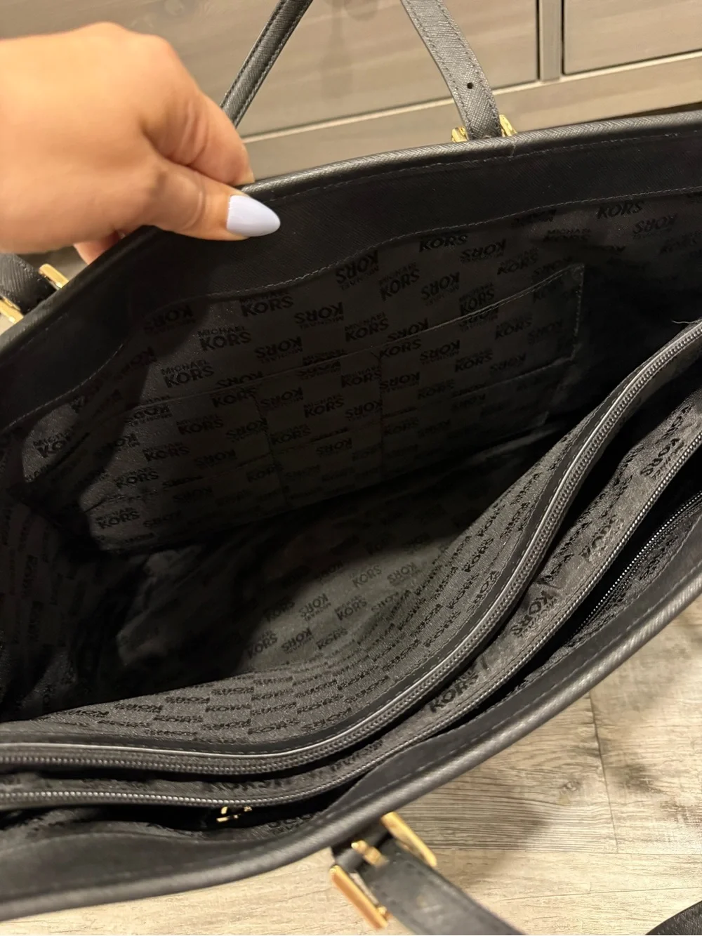 Michael Kors Jet Set Medium Saffiano Leather Top-Zip Tote Bag